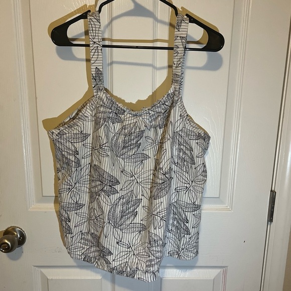 Merona Tops - 𝅺✨ Merona Floral tank top